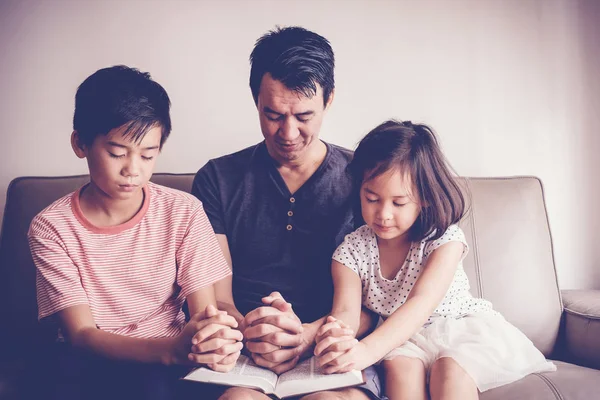 Multicultural asiático crianças orando com seu pai em casa , — Fotografia de Stock