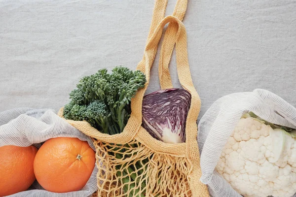 재사용 가능한 봉투에 야채와 과일, 에코 생활 및 제로 폐기물 c — 스톡 사진