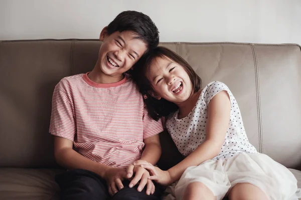 Asiatische kleine Bruder und Schwester zu Hause, glückliche Kinder Portrait — Stockfoto