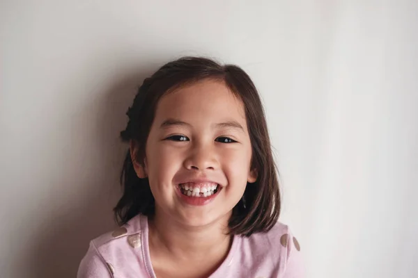 Retrato de feliz ásia jovem menina sorrindo — Fotografia de Stock