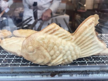 Taiyaki, balık şeklinde hamur işleri, geleneksel Japon sokak yemekleri 
