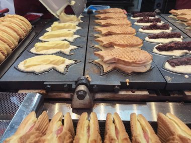 Taiyaki, kırmızı fasulye ve muhallebi dolgusu ile balık şeklinde hamur işleri,