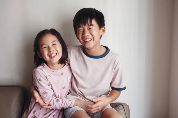 Riéndose asiática pequeño hermano y hermana en casa feliz niño —  Fotos de Stock