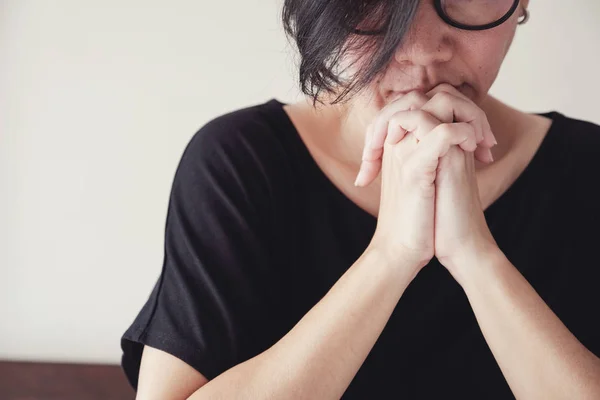 Žena středního věku v Asii nosí brýle s rukama pohromadě — Stock fotografie