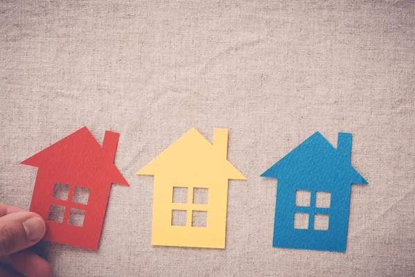 Hand het kiezen van het juiste huis eigendom, huis zoeken concept, — Stockfoto