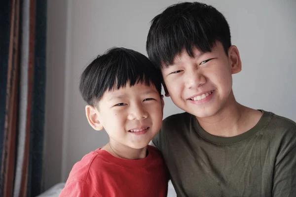 Asiático irmão mais novo e irmão mais velho em casa, Happy children po — Fotografia de Stock