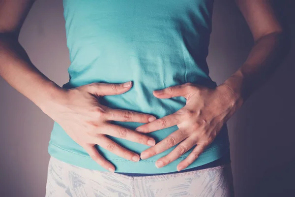 Mujer manos en el estómago, alimentos probióticos para la salud intestinal, havi — Foto de Stock