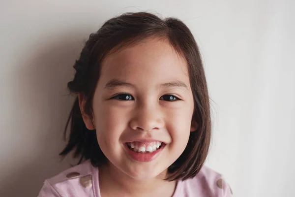 Retrato de feliz ásia jovem menina sorrindo — Fotografia de Stock