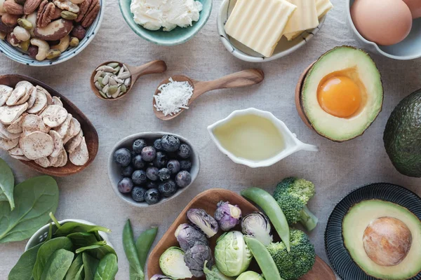 Ketogene Ernährung, wenig Kohlenhydrate, viel Fett, gesunde Ernährung — Stockfoto