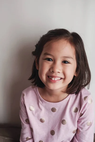 Retrato de feliz menina asiática sorrindo — Fotografia de Stock