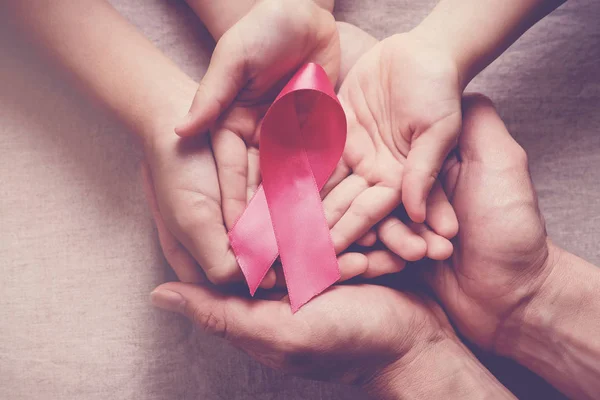 분홍색 리본을 들고 가족 손, 유방암 인식, 옥토브 — 스톡 사진