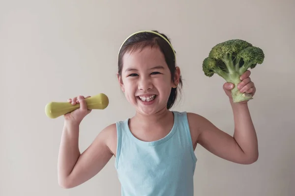 Glad Och Hälsosam Blandad Asiatisk Tjej Lyfta Broccoli Och Hantel — Stockfoto