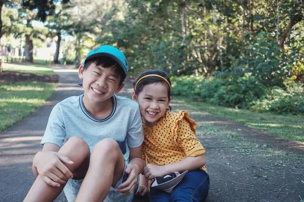 Gemischte asiatische kleine Bruder und Schwester im Freien, glückliche Kinder — Stockfoto