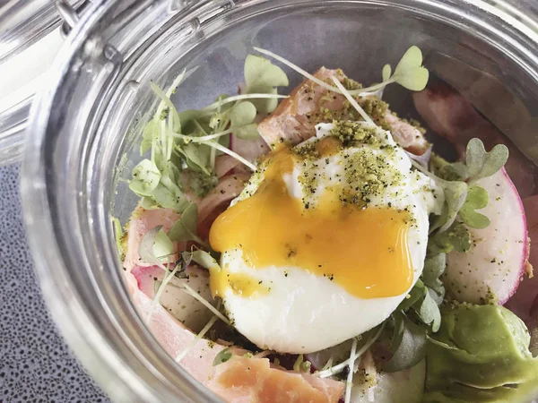 Salmón ahumado con huevo escalfado y aguacate, canasta baja en carbohidratos saludable — Foto de Stock