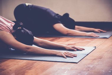 Yoga dersi uygulayan genç sağlıklı Asyalı kadınların grubu, Chil