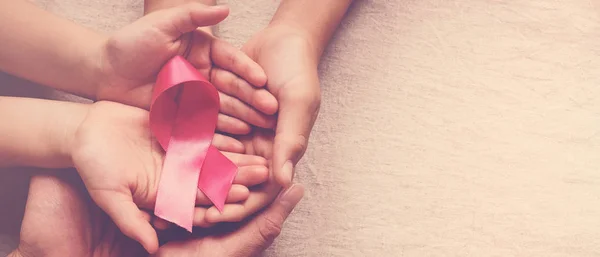 Manos de familia sosteniendo cinta rosa, conciencia del cáncer de mama, Octob — Foto de Stock