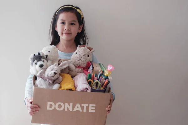혼합 아시아 젊은 자원 봉사 소녀 보유 a 상자 전체 의 중고 장난감 — 스톡 사진
