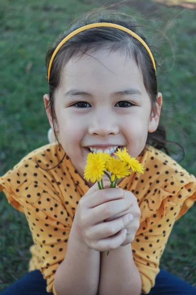 Söt glad och hälsosam blandad asiatisk liten flicka klädd i gult Po — Stockfoto