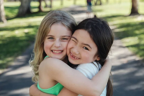 Feliz e saudável misturado étnico meninas abraçando e sm — Fotografia de Stock