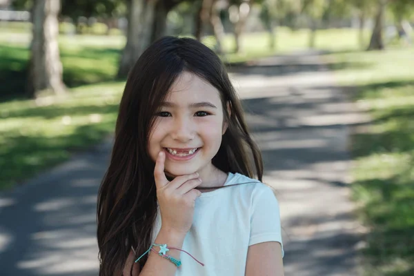 Feliz misto ásia menina falta ela frente leite dentes sorrindo com — Fotografia de Stock