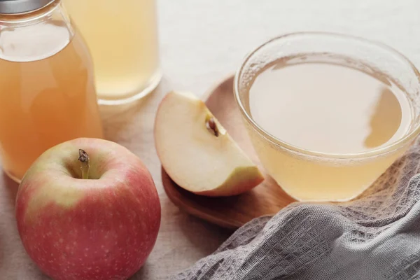 Vinagre de sidra de manzana con madre en cuenco de vidrio, alimentos probióticos f — Foto de Stock