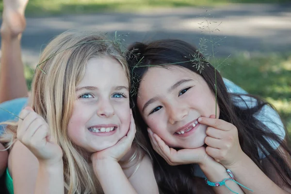Glada och friska blandade etniska unga små flickor leende i — Stockfoto