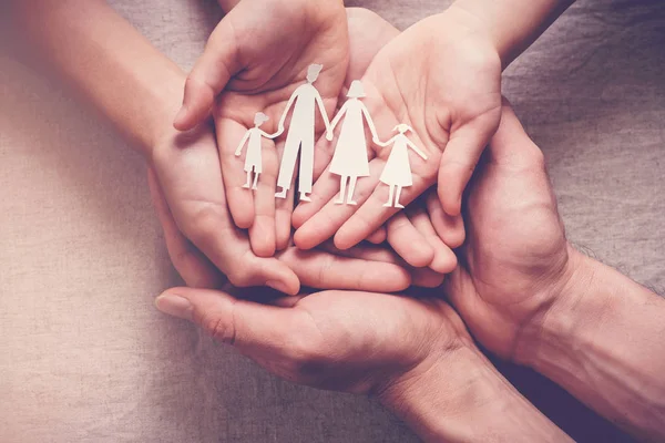 Vuxna och barnhänder som håller papper familj cutout, familj Hom — Stockfoto