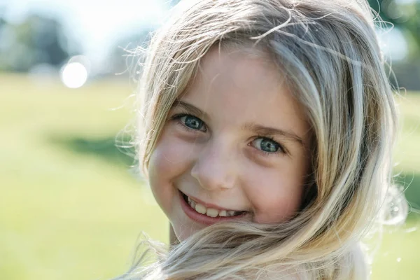Close up retrato de jovens confiantes e felizes olhos azuis e blo — Fotografia de Stock