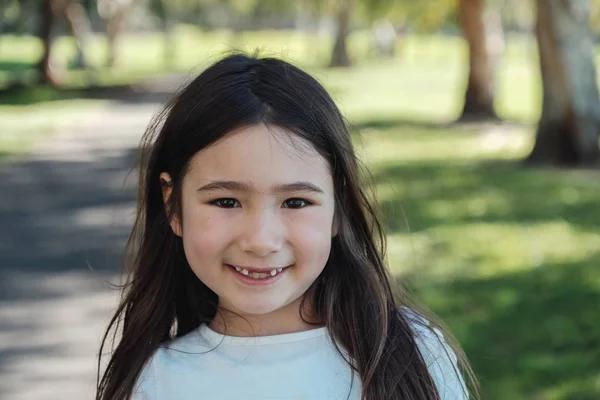 Feliz misto ásia menina falta ela frente leite dentes sorrindo com — Fotografia de Stock