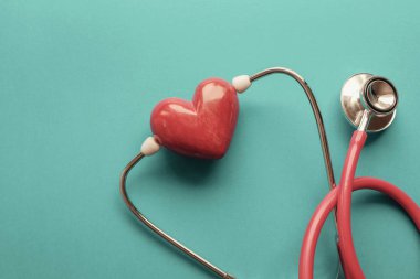 Stetoskop ile kırmızı kalp, kalp sağlığı, sağlık sigortası conc