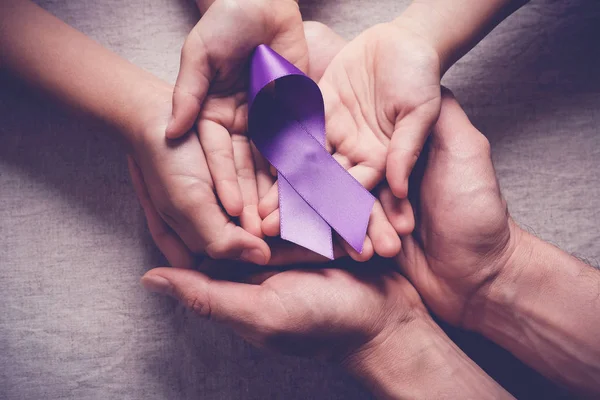 Mãos de adulto e criança segurando fitas roxas, doenças de Alzheimer — Fotografia de Stock