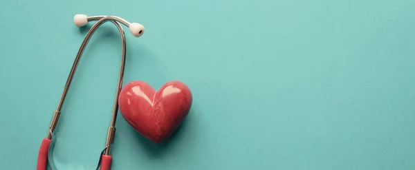 Corazón rojo con estetoscopio, salud del corazón, seguro médico conc — Foto de Stock