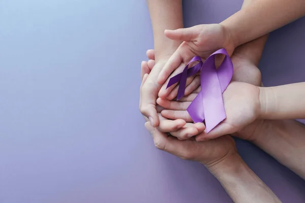 Adult and child hands holding purple ribbons, Alzheimer's diseas — Stock Photo, Image