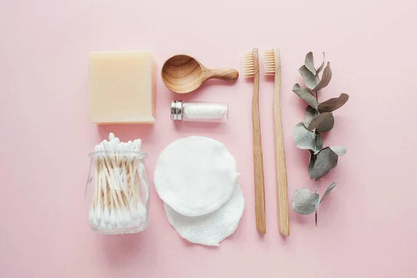Auriculares de bambú, cepillos de dientes, hilo dental natural, removedor de maquillaje de algodón —  Fotos de Stock