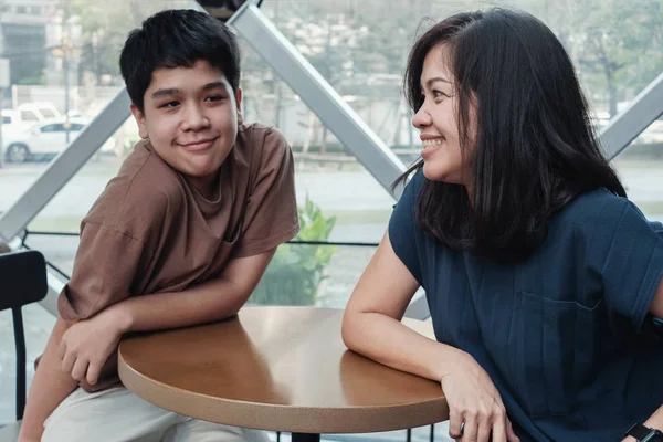 Lifestyleporträt einer asiatischen Mutter und ihres Sohnes, die Zeit miteinander verbringen — Stockfoto