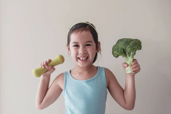 Счастливая Здоровая Смешанная Азиатская Девушка Поднимает Брокколи Гантели Детское Оздоровительное — стоковое фото
