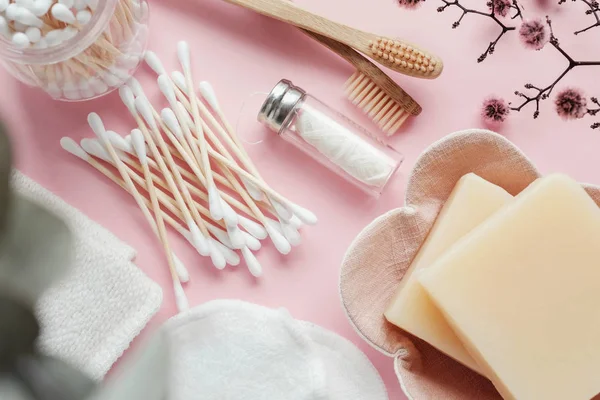 Auriculares de bambú, cepillos de dientes, hilo dental natural, removedor de maquillaje de algodón —  Fotos de Stock