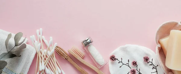 Auriculares de bambú, cepillos de dientes, hilo dental natural, removedor de maquillaje de algodón — Foto de Stock