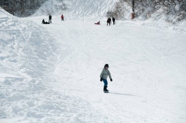 Genç preteen çocuk Japonya'da ilk kez snowboard, genç seyahat,