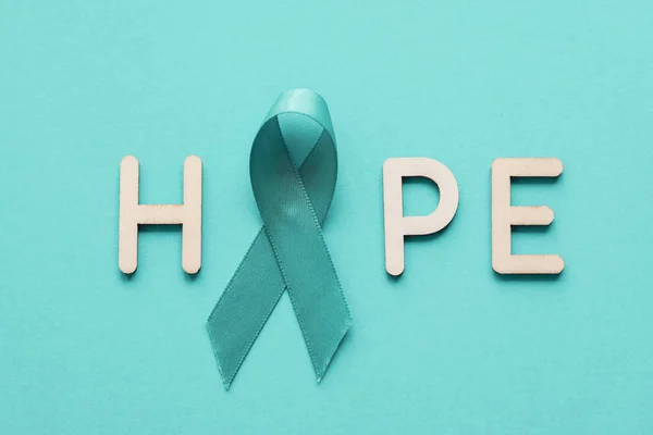 Speranță cu panglică teală, cancer ovarian, cancer de col uterin, anti bul — Fotografie, imagine de stoc