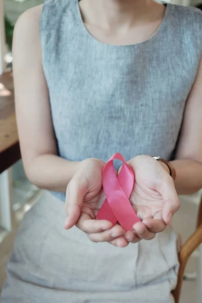 Femme asiatique tenant un ruban rose, sensibilisation au cancer du sein, October — Photo