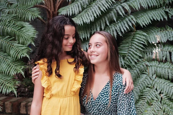 Gemengd ras familie, mooie tiener en tiener zussen knuffelen een — Stockfoto