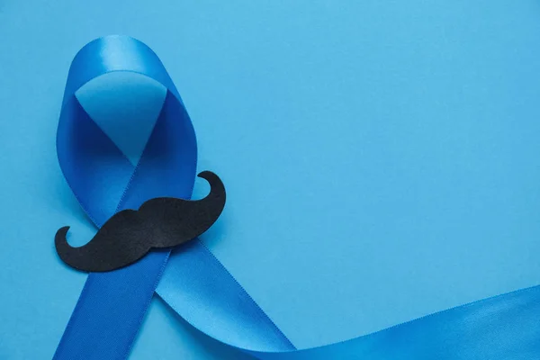 Fitas azuis claras com bigode no fundo azul, próstata C — Fotografia de Stock