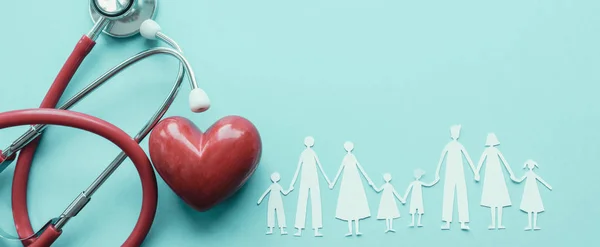 Aile kağıt kırmızı kalp ve stetoskop, kalp healt ile kesip