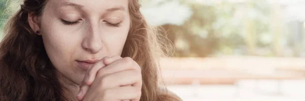 Jeune femme priant les yeux fermés — Photo