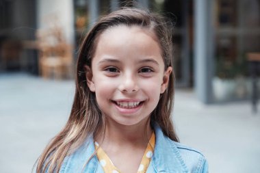Kendine güvenen, mutlu ve sağlıklı genç karışık ra Headshot portre