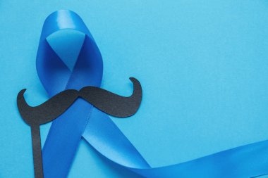 Mavi arka plan üzerinde bıyıklı açık mavi kurdeleler , Prostat C