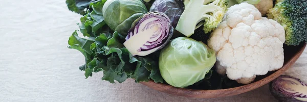 Verdure crocifere in ciotola di legno, riducendo gli estrogeni dominan — Foto Stock