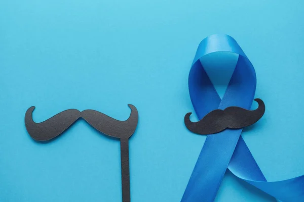 Hellblaue Bänder mit Schnurrbart auf blauem Hintergrund, Prostata-C — Stockfoto