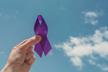 Mavi gökyüzünde el ele tutuşan mor kurdele, Alzheimer hastalığı, P